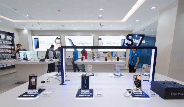64488970 - kuala lumpur - september 13, 2016: samsung galaxy s7 edge phones for sale in the suria klcc mall. they are android smartphones manufactured and marketed by samsung electronics.