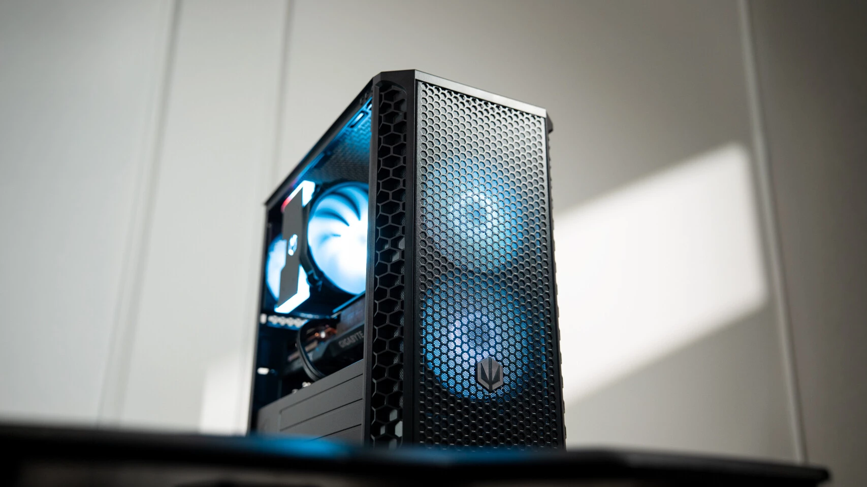 az-endorfy-bemutatta-a-signum-m30-kompakt-mini-torony-pc-hazat